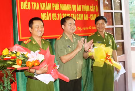 Đại tá Vũ Chiến Thắng, Giám đốc Công an tỉnh Quảng Trị thưởng nóng cho các cá nhân, tập thể phá án.