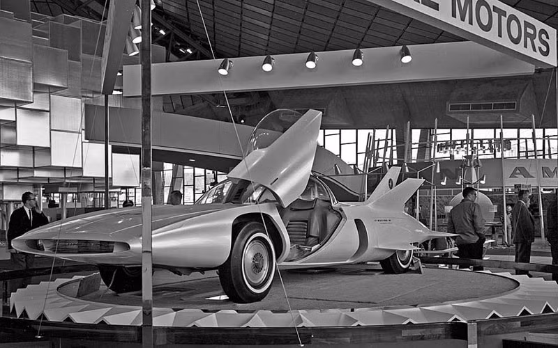 Mẫu xe tự lái Firebird III của General Motor trong triển lãm Thế kỷ 21 tại thành phố Seattle năm 1962. Mẫu xe tự lái Firebird III của General Motor trong triển lãm Thế kỷ 21 tại thành phố Seattle năm 1962.
