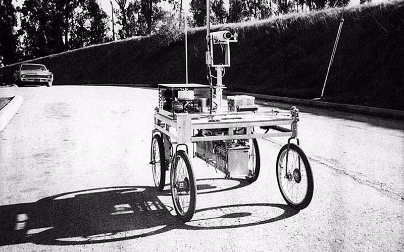 Stanford Cart một chiếc xe điều khiển từ xa với camera gắn bên trên do James Adams thiết kế vào năm 1960. Vào năm 1971, khi Hans Moravec tham gia vào dự án Computer Science Department của trường đại học Stanford ông đã tiếp tục phát triển ý tưởng này. Năm 1979 Moravec đã sử dụng một máy tính đặt trên xe để xử lý các hình ảnh do camera truyền về giúp Cart có thể di chuyển hoàn toàn tự động mà không cần sự tác động của con người. Stanford Cart một chiếc xe điều khiển từ xa với camera gắn bên trên do James Adams thiết kế vào năm 1960. Vào năm 1971, khi Hans Moravec tham gia vào dự án Computer Science Department của trường đại học Stanford ông đã tiếp tục phát triển ý tưởng này. Năm 1979 Moravec đã sử dụng một máy tính đặt trên xe để xử lý các hình ảnh do camera truyền về giúp Cart có thể di chuyển hoàn toàn tự động mà không cần sự tác động của con người.