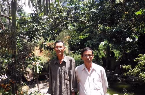 Ông On và ông Đỡ (áo trắng).