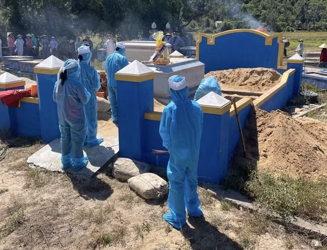 Việc đồng ý cho 5 anh em ruột đang cách ly về đưa tiễn bố ở khu nghĩa địa thể hiện tính nhân văn.