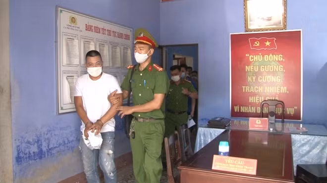 Dẫn giải đối tượng Hoàng về Trại tạm giam Công an TP Huế.
