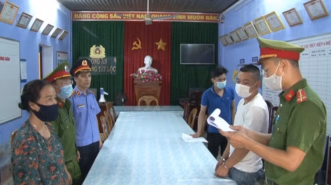 Cơ quan điều tra đọc lệnh bắt tạm giam đối tượng Hoàng.