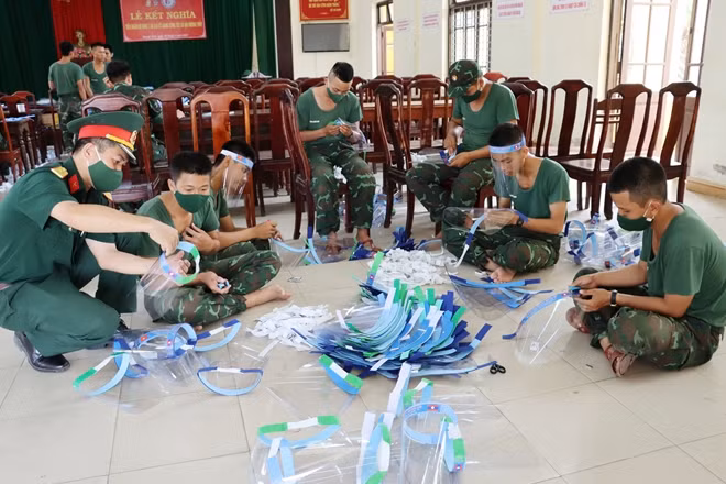 Cán bộ, chiến sĩ Trung đoàn 6 đang khẩn trương sản xuất trên 5.000 tấm kính chắn giọt bắn phòng chống dịch COVID-19.