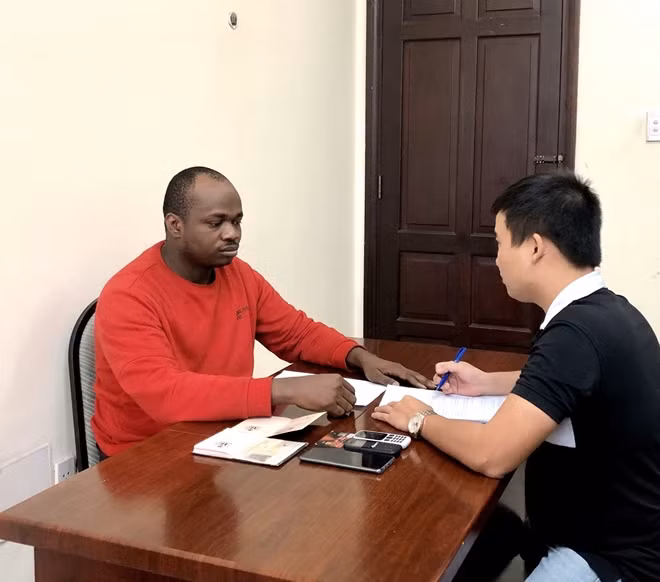 Đối tượng Nigeria từng cấu kết với các đối tượng Việt Nam lừa hàng trăm bị hại từ Bắc vào Nam. (Ảnh: T.L).