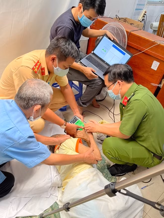 Một trường hợp bị bệnh nặng cũng được đưa đến để làm thủ tục cấp CCCD