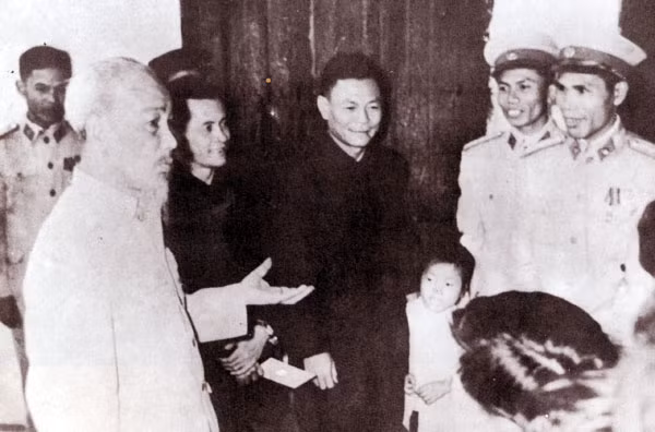 Bác Hồ đến thăm cán bộ, chiến sĩ Cảnh sát nhân dân Hà Nội nhân dịp Tết Quý Mão 1963.