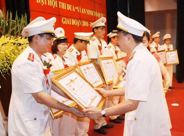 Trung tướng Trần Bá Thiều, Tổng cục trưởng Tổng cục Chính trị CAND trao danh hiệu “Chiến sĩ thi đua toàn lực lượng CAND” tặng Đại úy Trịnh Quang Huy.