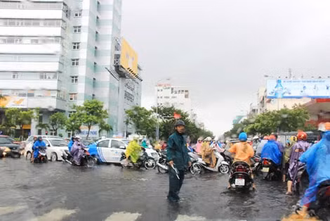 Nhiều chiến sĩ CSGT, lực lượng dân quân tự vệ đã không quản ngại mưa to, gió lớn trực tiếp đứng tại những nút giao thông quan trọng để hướng dẫn các phương tiện tránh bão.
