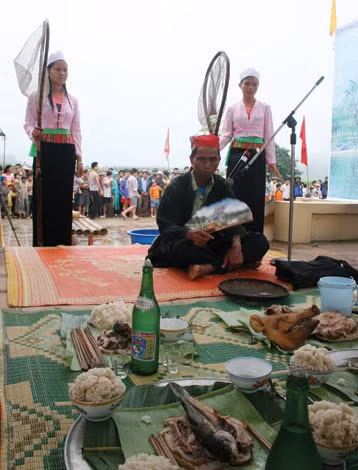 Phần lễ quan trọng trước ngày hội.