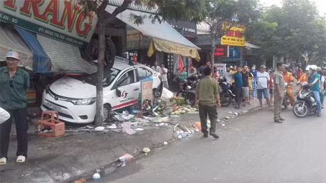 Taxi “điên” lao vào quán ăn sáng, 7 người bị thương nặng