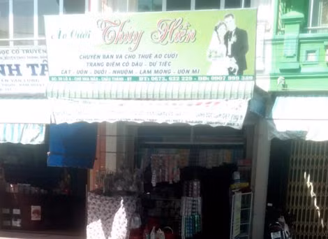 Tấm ảnh cưới của gia đình có con gái lấy chồng ngoại được đặt làm bảng hiệu cửa hàng.