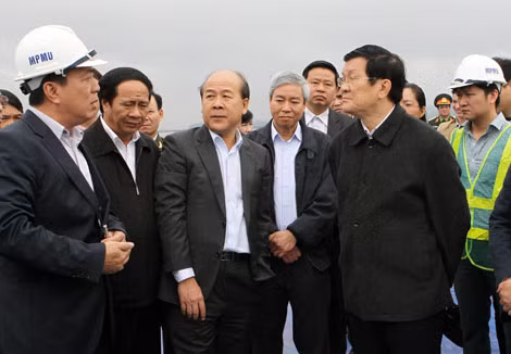 Chủ tịch nước Trương Tấn Sang trao đổi với các đơn vị, nhà thầu tham gia thi công Cảng cửa ngõ quốc tế Hải Phòng - Cảng Lạch Huyện tại huyện Cát Hải. Ảnh: TTXVN.