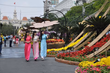 Bóng dáng và nụ cười thiếu nữ cho mùa hoa thành phố thêm tươi sắc.
