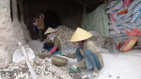 Lao động làm việc trong các lò vôi thủ công ở Thanh Hoá.