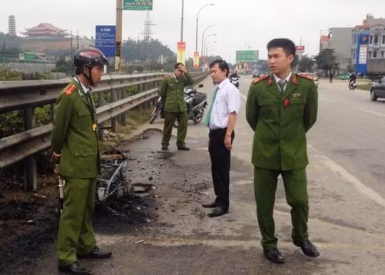 Hiện trường vụ chiếc xe máy đang chạy bỗng bốc cháy ngùn ngụt Hiện trường vụ chiếc xe máy đang chạy bỗng bốc cháy ngùn ngụt