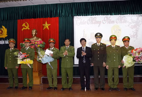 Đại tá Nguyễn Văn Coỏng khen thưởng Ban chuyên án.