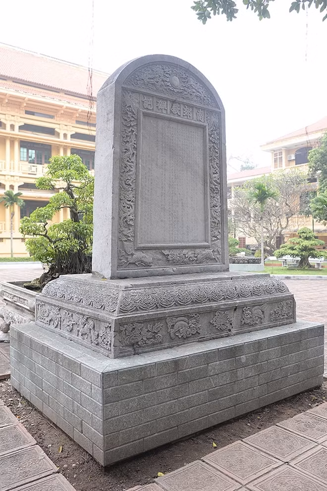 Bia điện Nam Giao là một trong những di vật có giá trị nhất còn lại của điện Nam Giao. Bia được dựng năm thứ 4, niên hiệu Vĩnh Trị, đời vua Lê Hy Tông (1679). Thân bia trang trí các đề tài đặc trưng của nghệ thuật thời Lê Trung Hưng và khắc bài ký điện Nam Giao cho biết rõ về ý nghĩa lịch sử và quá trình xây dựng điện - nơi vua và triều thần tiến hành đại lễ cầu quốc thái dân an vào đầu xuân hàng năm. Chứng kiến những thăng trầm lịch sử, bia đá Nam Giao là bằng chứng sống động về những giá trị thiêng liêng của "Quốc lễ" truyền thống.