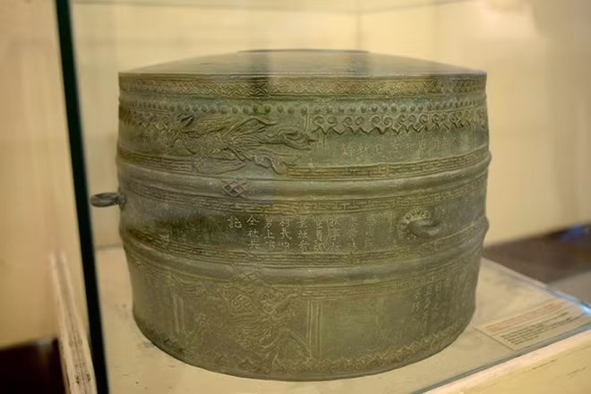 Trống đồng Cảnh Thịnh có đường kính 49 cm, cao 37,4 cm được đúc vào năm 1800, thuộc triều đại Tây Sơn. Chiếc trống có 4 quai hình khuyên gắn cách đều trên thân. Xung quanh trống đúc nổi các băng hoa văn: nhũ đinh, lá đề, hồi văn chữ T và tứ linh long, ly, quy, phượng. Đây là tiêu bản duy nhất trong phức hợp trống Việt Nam và khu vực với sự mô phỏng loại trống da truyền thống Việt Nam. Minh văn trên trống nói về bà Nguyễn Thị Lộc, vợ của Tổng Thái giám Giao quận công dưới đời vua Lê Ý Tông (1736) góp công lập chùa Linh Ứng (nay là Chùa Nành).