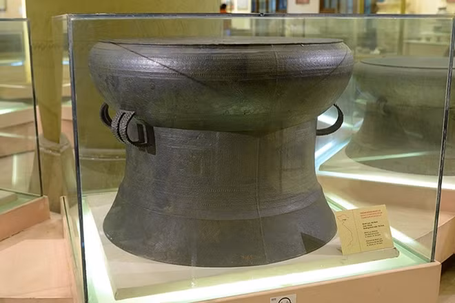 Trống Ngọc Lũ được đúc bằng đồng, có đường kính mặt 79,3 cm, đường kính chân 80 cm, cao 63 cm, niên đại 2.000-2500 năm, thuộc nền văn hóa Đông Sơn. Trống có màu xanh xám, bao gồm mặt, tang, thân và chân trống. Giữa mặt trống đúc nổi ngôi sao 14 cánh, từ tâm ra có 16 vành hoa văn. Tang trống phình trang trí hoa văn hình thuyền, người, chim… Trong hàng nghìn chiếc trống được phát hiện, trống Ngọc Lũ vẫn là hiện vật tiêu biểu nhất của nền văn hóa Đông Sơn, có kiểu dáng và kích thước hài hòa, đề tài trang trí đẹp và phong phú nhất, phản ánh nhiều nét đặc trưng văn hóa của cư dân Lạc Việt. Trong sinh hoạt, trống đồng vừa là nhạc khí, vừa là biểu tượng quyền lực của tầng lớp thống trị thời kỳ Hùng Vương.