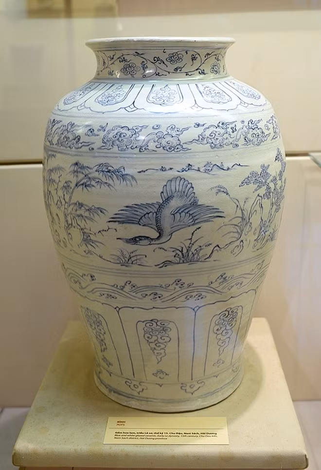 Bình gốm hoa lam vẽ thiên nga cao 56,5 cm, có niên đại triều Lê sơ (thế kỷ 15-16). Chiếc bình có 7 băng hoa văn: hoa dây, cánh sen kép trong có xoắn ốc, vân mây dải hình khánh, thiên nga, sóng nước, lá đề, phong cảnh, lá đề xen lẫn bốn chim thiên nga với các tư thế bay đậu khác nhau. Những hoa văn trang trí trên mang đậm truyền thống vùng đồng bằng Bắc Bộ, phản ánh đỉnh cao nghệ thuật chế tạo đồ gốm thời Lê sơ. Bình gốm thiên nga được sản xuất tại làng gốm Chu Đậu (nay thuộc Nam Sách, Hải Dương) - một trong những trung tâm sản xuất gốm lớn nhất nước thời ấy. Chiếc bình là một trong những cổ vật được khai quật tại tàu đắm ở Cù Lao Chàm (năm 1999-2000).