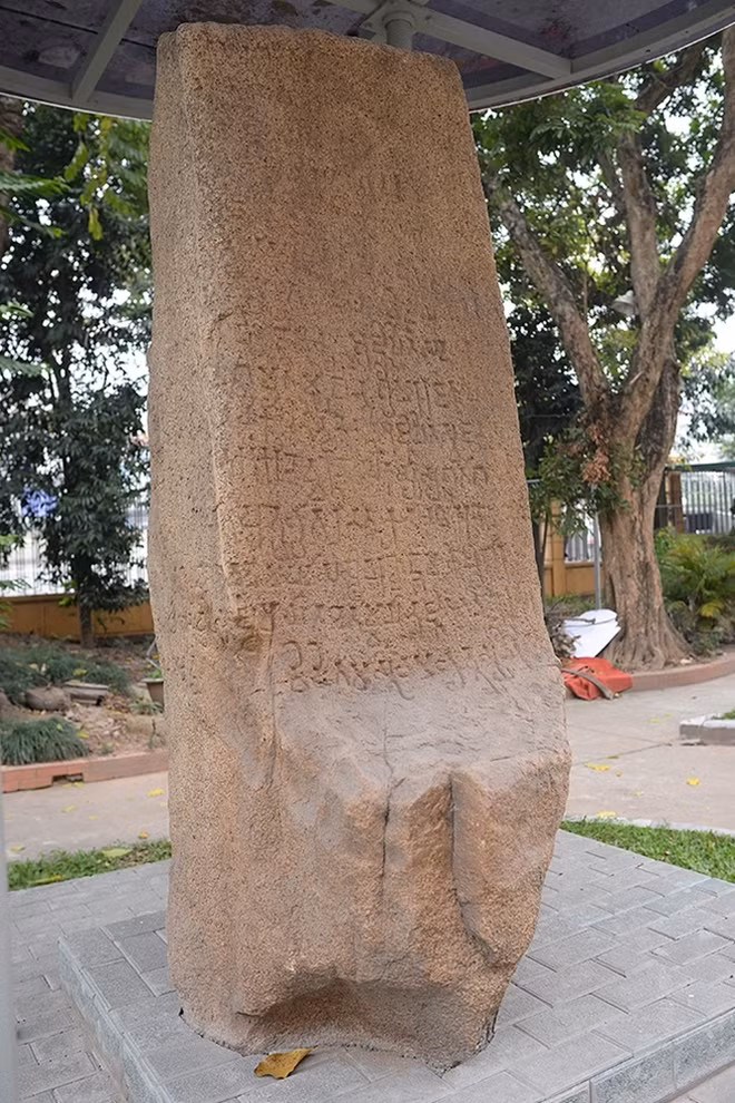 Bia đá Võ Cạnh - tấm bia cổ nhất còn lại của Vương quốc cổ Chămpa. Bia được khắc bằng chữ Phạn cổ cho biết nhiều thông tin có giá trị về lịch sử vương triều tiền vương quốc Nam Chăm. Bia có niên đại thế kỷ 2-3, thuộc nền văn hóa Chămpa. Minh văn khắc trên bia được đánh giá là cổ nhất ở Đông Nam Á, 3 mặt khắc chữ Sanskrit. Nội dung minh văn "Ý tưởng về sự ổn định, đến rồi đi, ở thế giới này, lòng khoan dung đối với con người. Sự hy sinh vì lợi ích của người khác, tất cả những nét đó làm nổi bật sự phóng khoáng ở Cri-Mara, xuất phát từ một thần cảm Phật giáo rõ nét khiến người ta thoát khỏi ý nghĩ rằng vị thủ lĩnh này rao giảng học thuyết về sự khoan dung độ lượng. Những vị thủ lĩnh Braman đã làm rất nhiều cho những khu đền. Họ không bao giờ có những suy nghĩ đã chu cấp đầy đủ nhu cầu cho gia đình họ. Thừa nhận việc sở hữu số dư thừa trong tài sản của con người nói chung. Tinh thần của Acoka đã trở lại như trong chỉ dụ này. Nó cũng không tồn tại đến thời kỳ ban bố trước hội đồng trong những đêm trăng tròn, đây là một trong hai lễ hội hàng tháng của tín đồ Phật giáo". Hiện tại, tấm bia bị mòn rất nhiều, chữ khó đọc.