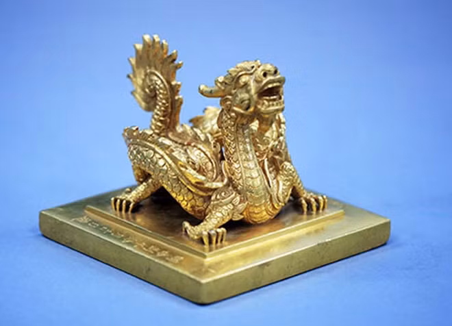 Ấn Sắc Mệnh Chi Bảo được đúc vào năm 1827, năm Minh Mệnh thứ 8. Đây là hiện vật độc bản, có vị trí đặc biệt quan trọng trong thiết chế quân chủ phong kiến Việt Nam, là biểu trưng quyền lực của triều đình, dùng để đóng trên các loại sắc phong của vương triều. Ấn được chế tạo bằng vàng, đúc, khắc công phu.
