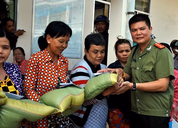 Đại diện Báo CAND tại ĐBSCL tặng quà Tết cho người dân nghèo xã Vĩnh Trạch Đông, TP Bạc Liêu, tỉnh Bạc Liêu.