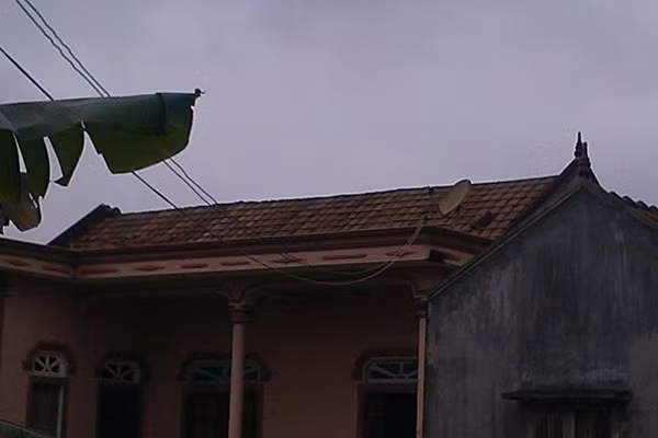 Ngôi nhà chị Xuân bị chồng phá dỡ cào hết ngói.
