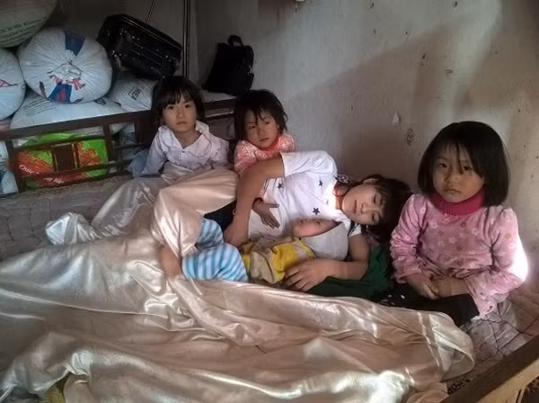 Chị Xuân cùng 4 con thơ nằm khóc lóc ngày cuối năm âm lịch (28 tết).