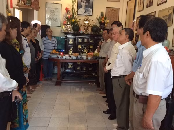 Đông đảo nhà văn nhà thơ tói dự lễ tưởng niệm .