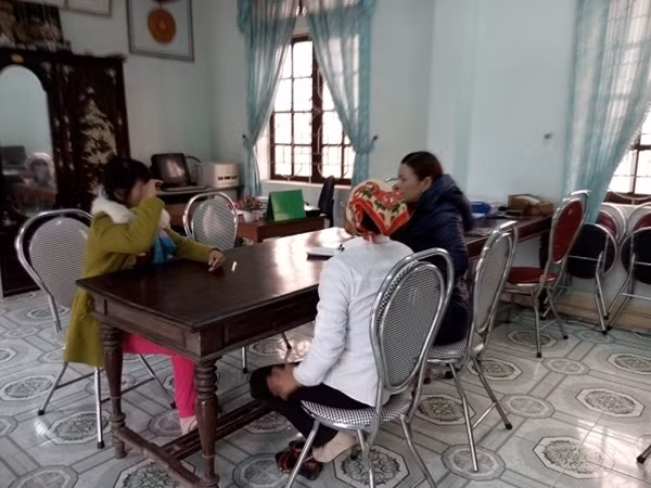 Mẹ con chị Xuân đến kêu cứu hội phụ nữ huyện Quỳnh Lưu.