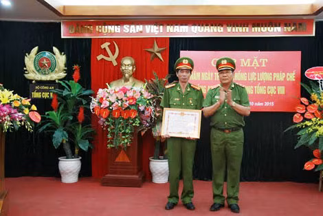 Trung tướng Hồ Thanh Đình, Phó Tổng cục trưởng Tổng cục VIII trao Bằng khen của Bộ trưởng Bộ Công an cho cá nhân có thành tích xuất sắc.