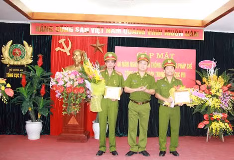 Trung tướng Trần Anh Dũng trao Kỷ niệm chương “Vì sự nghiệp tư pháp” cho các cá nhân có đóng góp cho công tác pháp chế