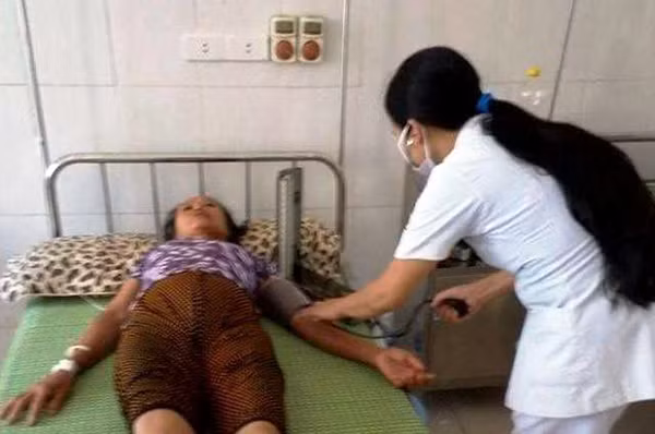 Bà Đặng Thị Đường bị ngộ độc thực phẩm đang nằm điều trị tại Phòng khám đa khoa Đức Lĩnh.