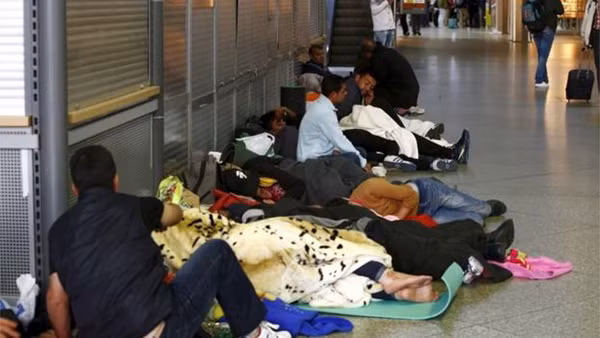 Những người di cư ngủ đêm tại một nhà ga ở Munich. Ảnh: Reuters.