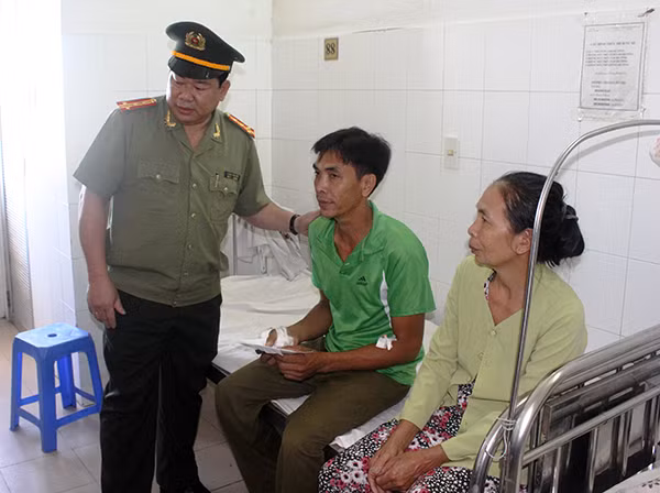 Lãnh đạo Công an TP Cần Thơ thăm hỏi, động viên đồng chí Hòa bị thương khi làm nhiệm vụ.