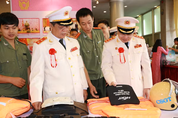 Các đại biểu tham quan trưng bày các sản phẩm phục vụ công tác chiến đấu của lực lượng CAND.