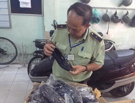 Giày dép nữ có dấu hiệu giả mạo nhãn hiệu Channel và Louis Vuttion bị lực lượng kiểm tra bắt giữ.