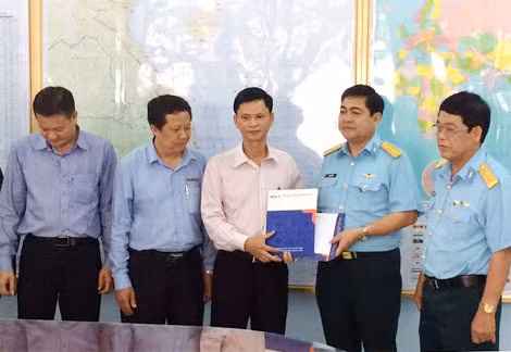 Đại diện lãnh đạo BIDV trao tiền hỗ trợ gia đình nạn nhân qua Quân chủng Phòng.