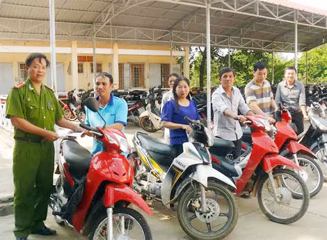 Người dân nghèo xúc động nhận lại tài sản.
