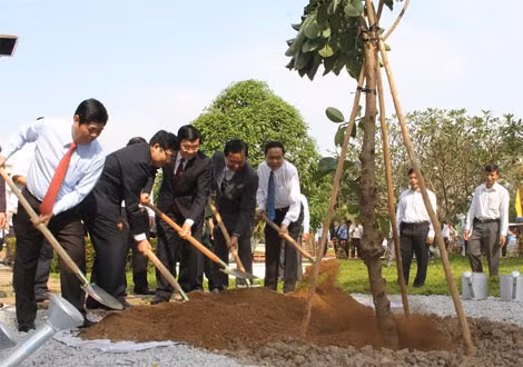 Chủ tịch nước Trương Tấn Sang cùng các đại biểu trồng cây lưu niệm tại Viện lúa ĐBSCL.