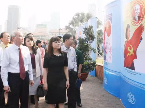 Các đại biểu tham quan triển lãm sau lễ khai mạc.