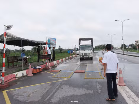 Xe đang cân tải trọng tại Trạm kiểm tra tải trọng xe Nam Định.