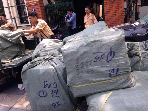 Lực lượng Đội CSGT số 2 kiểm đếm số hàng lậu.