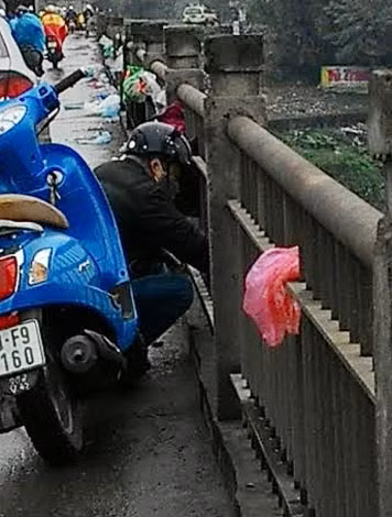 Cầu Đuống cũng là địa điểm nhiều người chọn để phóng sinh. Các túi ni lông đựng các loại cá, ốc bị vứt lại la liệt trên cầu sau khi phóng sinh.
