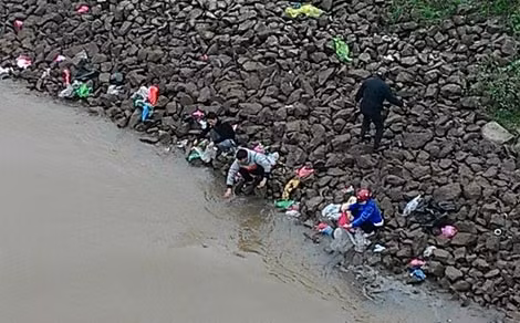 Người xuống, kẻ lên, lượt người xuống bờ sông Đuống phóng sinh ngày càng nhiều, cùng đó các loại túi ni lông ngày cũng càng nhiều.