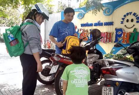 Một số phụ huynh phải đón con học tại Trường Mầm non Bé Hạnh Phúc về giữa trưa nắng vì giáo viên bỏ lớp.