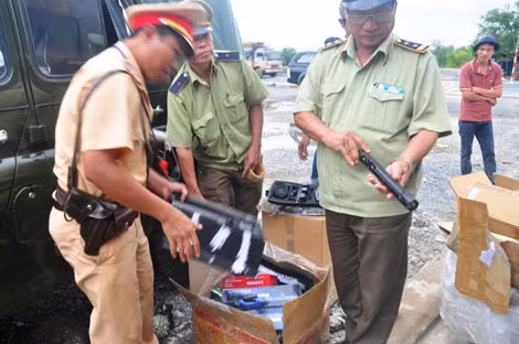 Lực lượng QLTT và CSGT tỉnh Quảng Nam phát hiện vụ vận chuyển , súng và roi điện trên xe khách Hoàng Long vào chiều tối ngày 14/10.