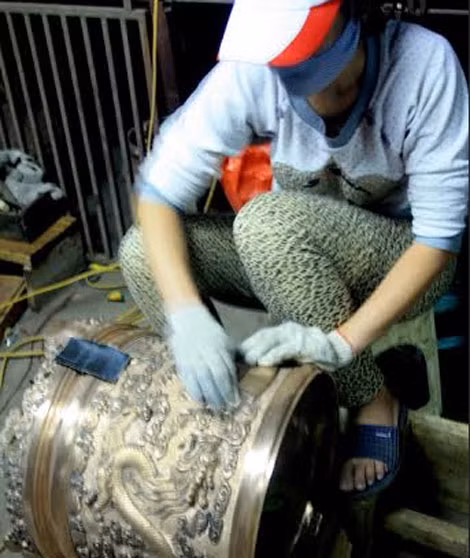 Một người thợ đang mài bóng sản phẩm.